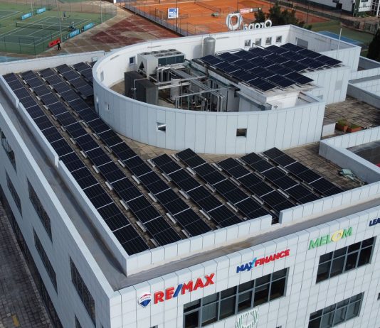Parque fotovoltaico em edifício Grupo Everybody Wins reduz fatura da energia