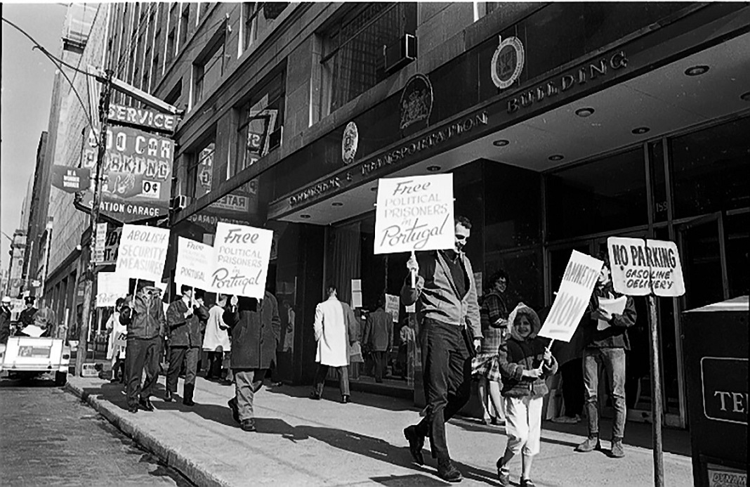 Manifestação de emigrantes e exiliados lusos em Toronto, no Canadá, a exigirem a libertação de presos políticos em Portugal (1966) - Photo by Reed, York University Libraries, Clara Thomas Archives & Special Collections, Toronto Telegram fonds, F0433, ASC08256.