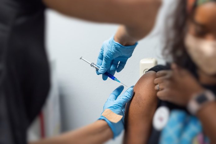 Nova vacina contra COVID-19 da Novavax deve fazer parte da vacinação do outono