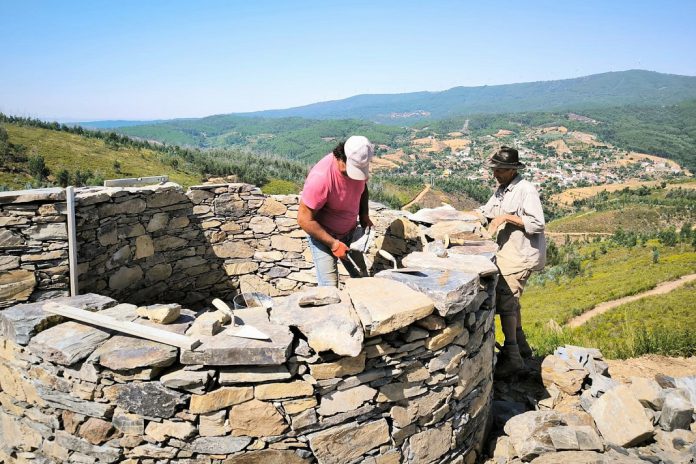 Cunqueiros em Proença-a-Nova acolhe residência artística do francês Erik Samakh ligando arte, tradição e natureza Cunqueiros em Proença-a-Nova acolhe residência artística do francês Erik Samakh ligando arte, tradição e natureza
