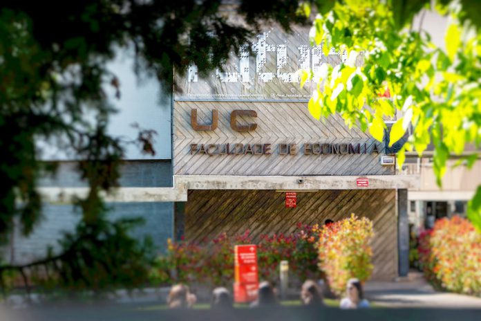 No 52º aniversário a Faculdade de Economia da Universidade de Coimbra conta com 2650 alunos e 98 professores No 52º aniversário a Faculdade de Economia da Universidade de Coimbra conta com 2650 alunos e 98 professores