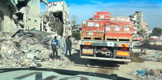 Gaza: mais de 100 palestinianos mortos junto a camiões com ajuda