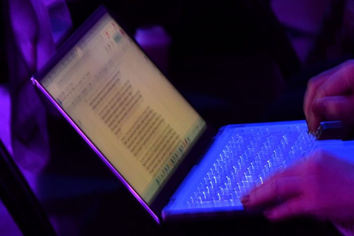 Comissão Europeia garante segurança a denunciantes de violações da Lei da Inteligência Artificial Europeia