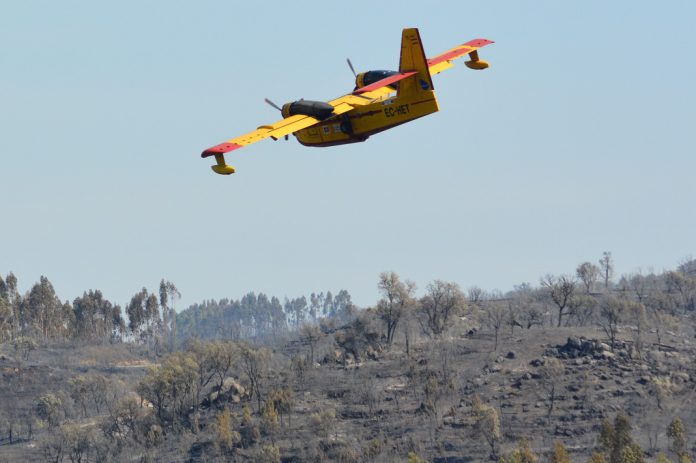 UE envia da Grécia mais dois aviões Canadair para combater os fogos florestais UE envia da Grécia mais dois aviões Canadair para combater os fogos florestais