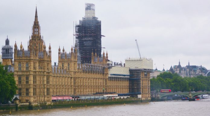 Reino Unido está a desenvolver um quadro regulamentar para colocar nas vias veículos autónomos