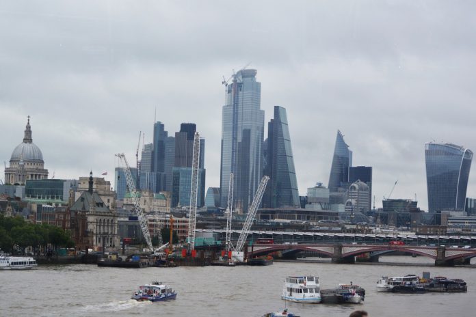 PIB do G20 sobe para 0,9% no segundo trimestre de 2025 e contrai na Alemanha com 0,3%