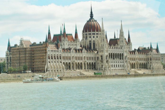 Comissão Europeia aprova subsídio de 264 milhões de euros do Governo da Hungria a fábrica de baterias para carros elétricos