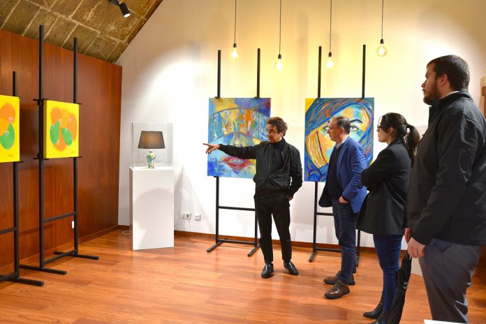 Exposição de pinturas de Carlos Amoedo na Loja de Turismo em Valença
