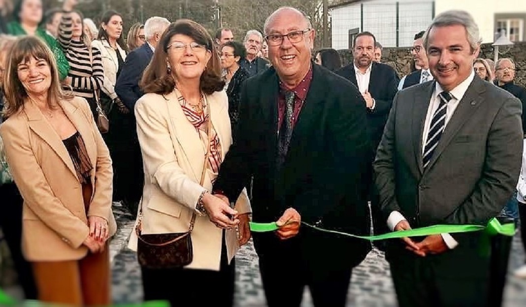 O emigrante açoriano Emílio Cabral, e a esposa, ladeado da Secretária Regional do Turismo, Mobilidade e Infraestruturas, Berta Cabral, e do Presidente da Câmara Municipal de Ponta Delgada, Pedro Nascimento Cabral, na inauguração do Azores Homes Resort & Spa