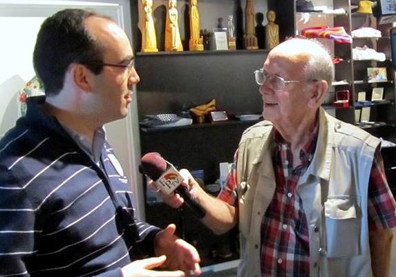 O historiador da diáspora Daniel Bastos (esq.), cujo percurso tem sido alicerçado no seio das comunidades portuguesas, entrevistado em 2014 pelo jornalista Fernando Cruz Gomes (dir.) na Galeria dos Pioneiros Portugueses em Toronto