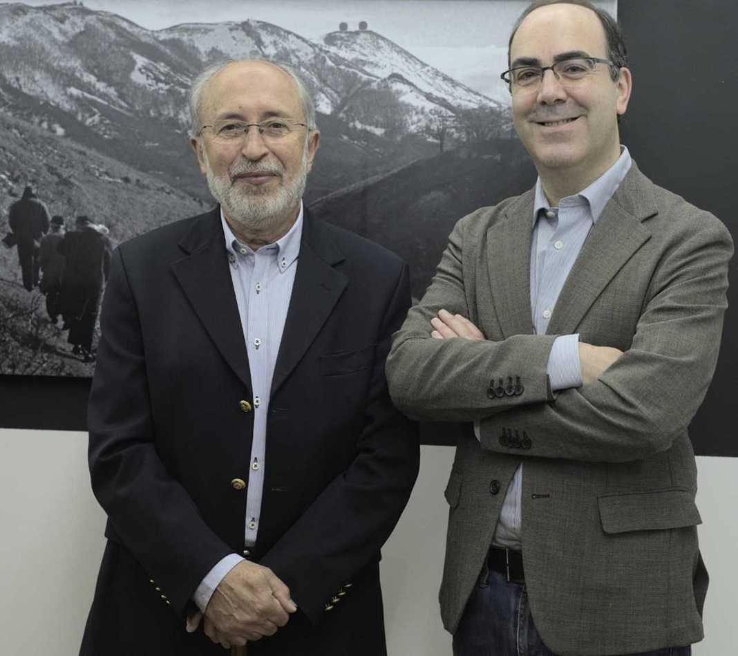 O livro “Monumentos ao Emigrante – Uma Homenagem à História da Emigração Portuguesa”, que percorre todos os distritos de Portugal continental, e regiões autónomas da Madeira e dos Açores, foi concebido pelo historiador da diáspora Daniel Bastos (dir.), em parceria com o fotógrafo Luís Carvalhido (esq.).