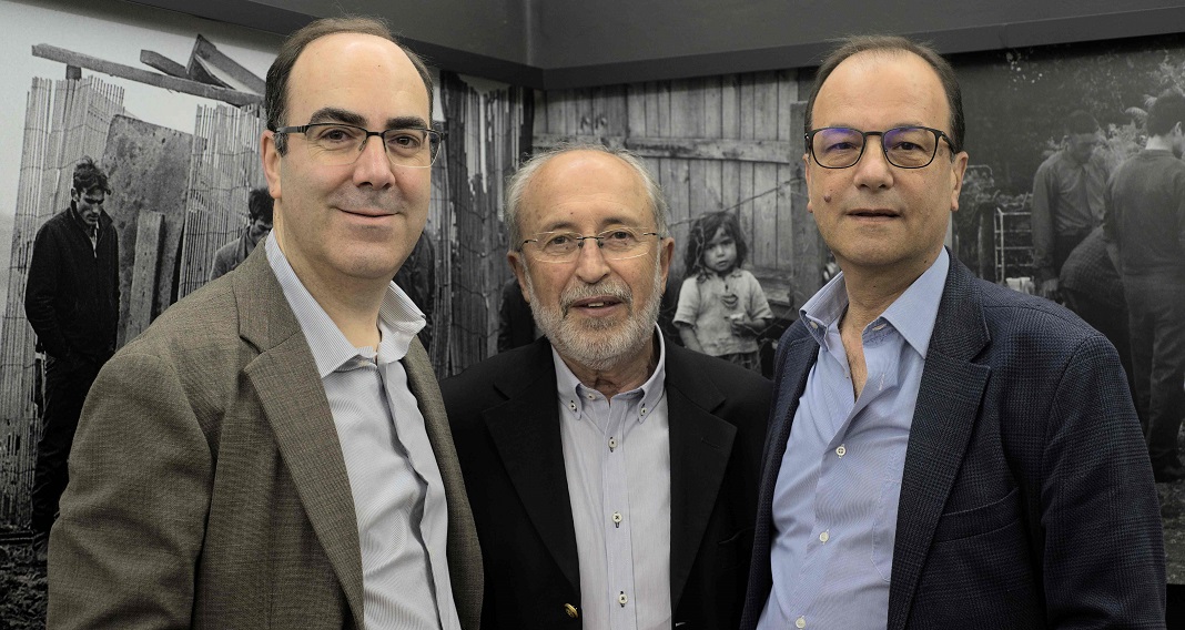 Na imagem o historiador, autor da obra, Daniel Bastos (esq.), o autor das fotografias, o fotografo Luís Carvalhido (centro), e o tradutor (português e inglês) Paulo Teixeira (dir.)