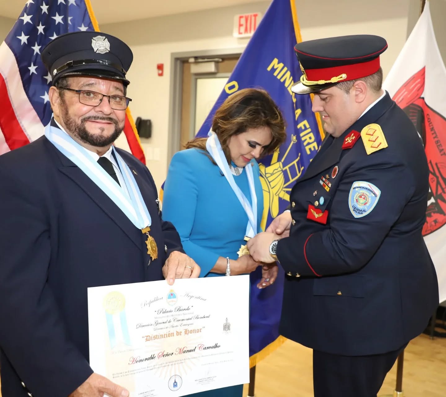 O benemérito empresário de restauração luso-americano, Manuel Carvalho, acompanhado da esposa Jackie Carvalho, no âmbito das recentes distinções latino-americanas recebidas nos Bombeiros de Mineola, na região nova-iorquina de Long Island