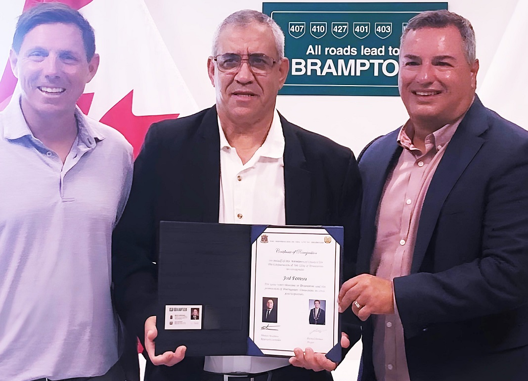 O emigrante faialense José Ilídio Ferreira (ao centro), no decurso da cerimónia em quem foi distinguido pelo presidente da Câmara Municipal de Brampton, Patrick Brown (esq.), e pelo vereador luso-canadiano Martin Medeiros (dir.)