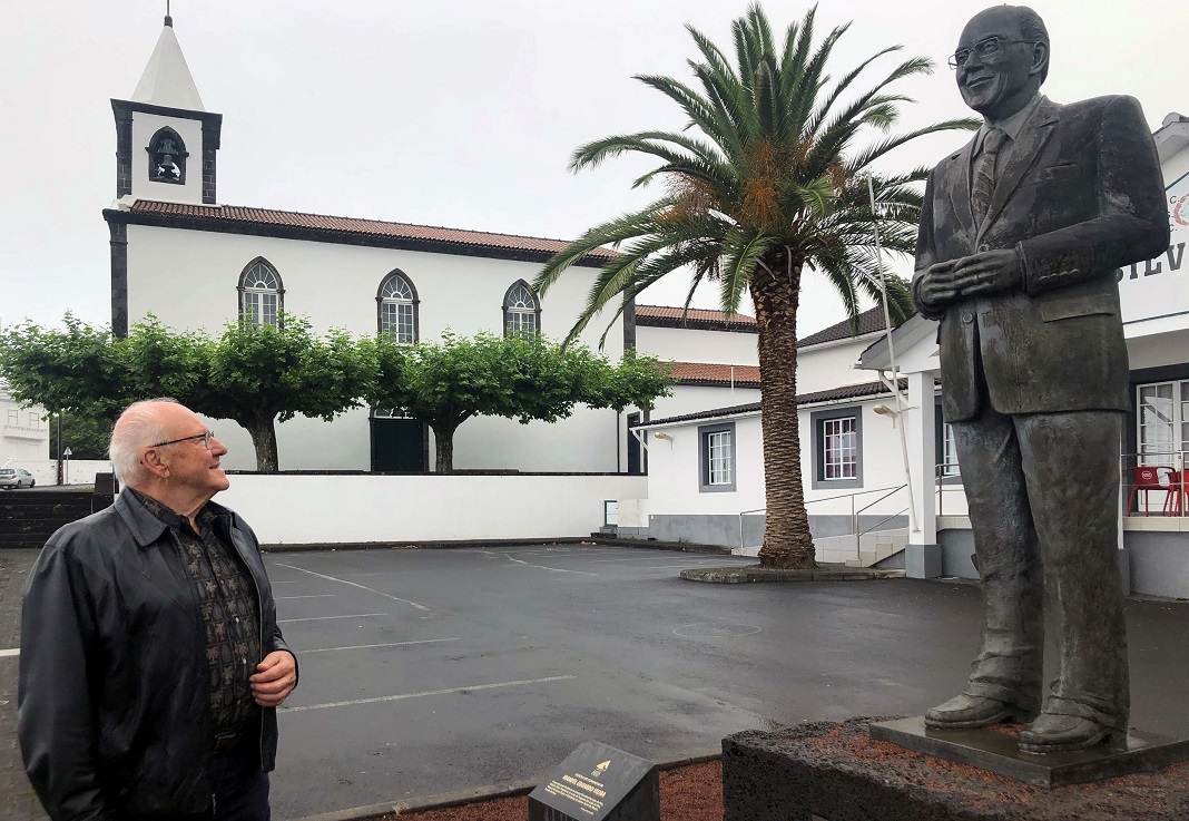 Estátua do comendador Manuel Eduardo Vieira na Praceta do Centro Social da Silveira