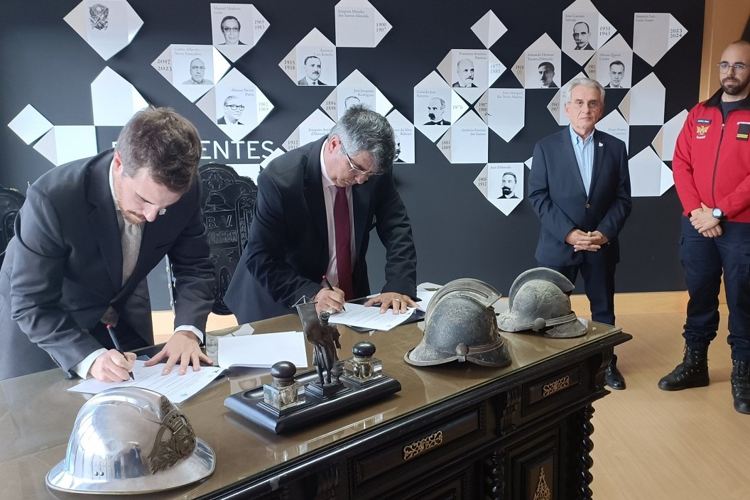 Cerimónia de assinatura do protocolo entre a Fundação Nova Era Jean Pina e os Bombeiros Voluntários da Guarda (Da esq. para a dir.: Fábio Pinto, presidente da Direção da Associação Humanitária de Bombeiros Voluntários Egitanienses; João Pina, presidente da Fundação Nova Era Jean Pina; Álvaro Guerreiro, presidente da Comissão de Honra das comemorações dos 150 anos dos Bombeiros da Guarda; e André Pina, adjunto do comando.