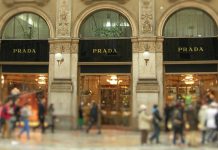 Aquisição da Versace pela Prada recebe luz verde da Comissão Europeia