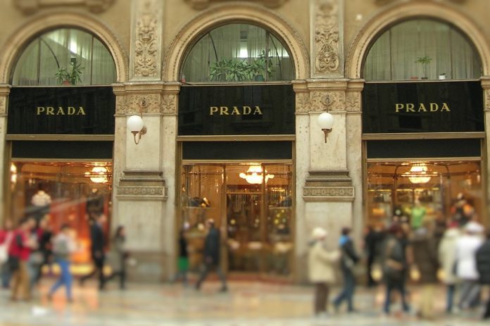 Aquisição da Versace pela Prada recebe luz verde da Comissão Europeia