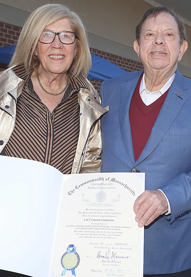 No decurso do 60.º aniversario da S&F Concrete Contractors, o comendador António Frias, foi distinguido pela Commonwealth of Massachusetts