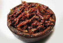 Gafanhotos é alimento para muitos e uma iguaria para outros Gafanhotos é alimento para muitos e uma iguaria para outros