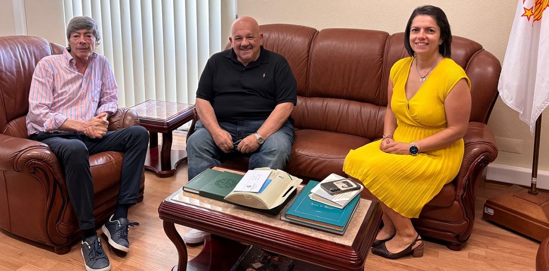 O Cônsul Honorário de Portugal em San Diego, Idalmiro da Rosa (ao centro), no decurso do encontro, no verão, com a presidente e a vice-presidente da Câmara Municipal de São Roque do Pico, nos Açores - Foto: ©Município de São Roque do Pico