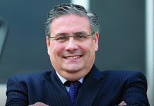 Ministro dos Assuntos Parlamentares, Carlos Abreu Amorim, no Clube dos Pensadores em tempo de debate do Orçamento de Estado