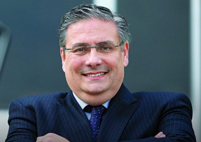 Ministro dos Assuntos Parlamentares, Carlos Abreu Amorim, no Clube dos Pensadores em tempo de debate do Orçamento de Estado