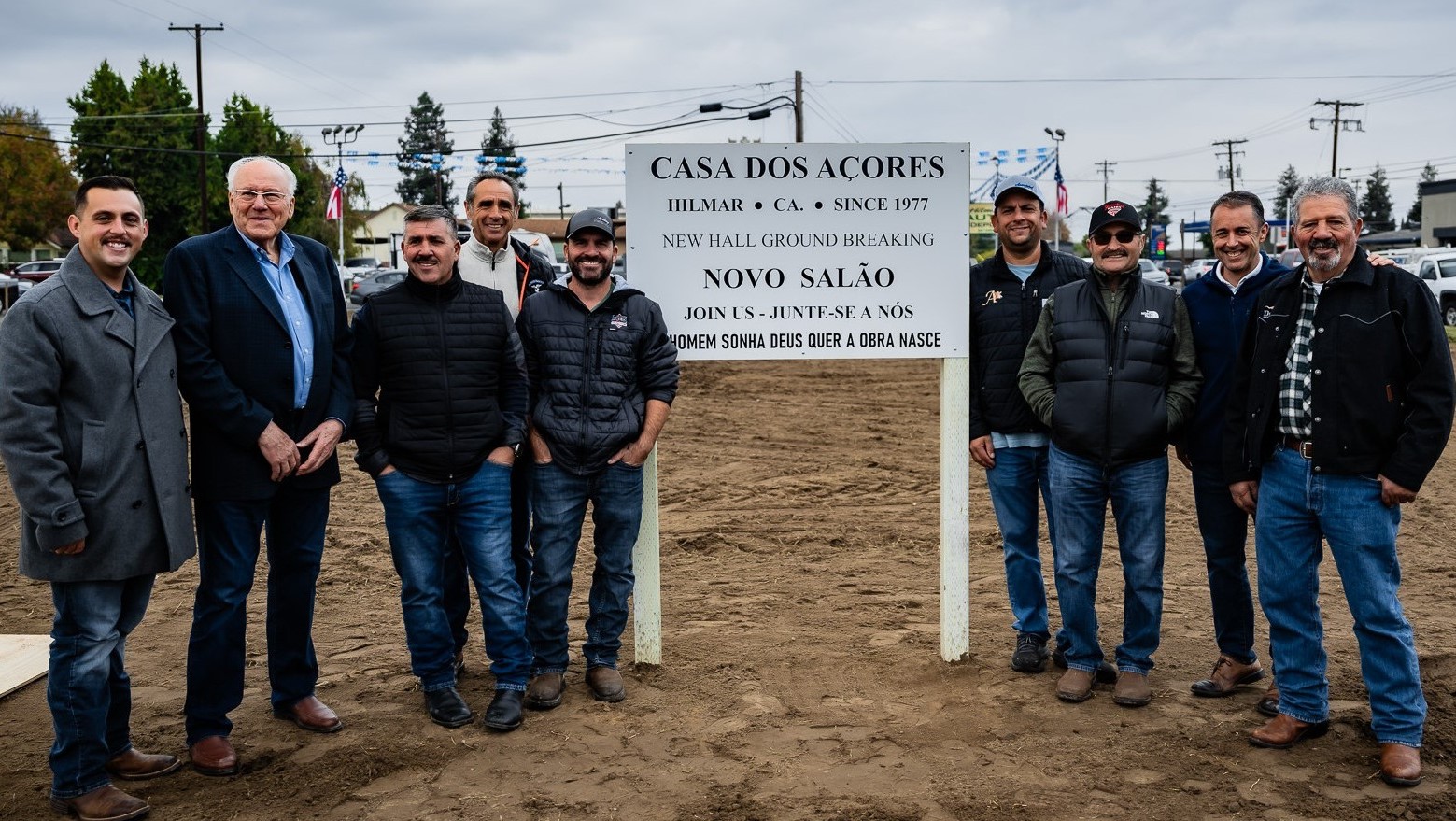 Cerimónia de lançamento da primeira pedra da nova Casa dos Açores de Hilmar, na Califórnia, onde marcaram presença vários membros da comunidade luso-californiana, entre os quais, George Costa Jr., presidente da Casa dos Açores de Hilmar, e o vice-presidente, comendador Manuel Eduardo Vieira
