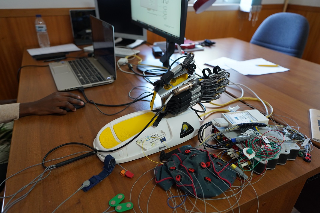 Tecnologia traduz sinais cerebrais em movimento físico através de mão robótica e realidade virtual no pós-AVC 