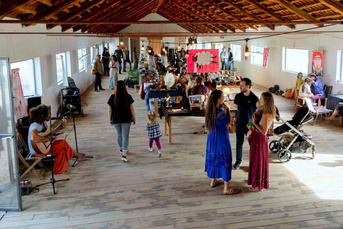 Mercado Comunitário de Abela reúne produtores locais e projetos sustentáveis em dia festivo dedicado à economia circular e à conexão humana
