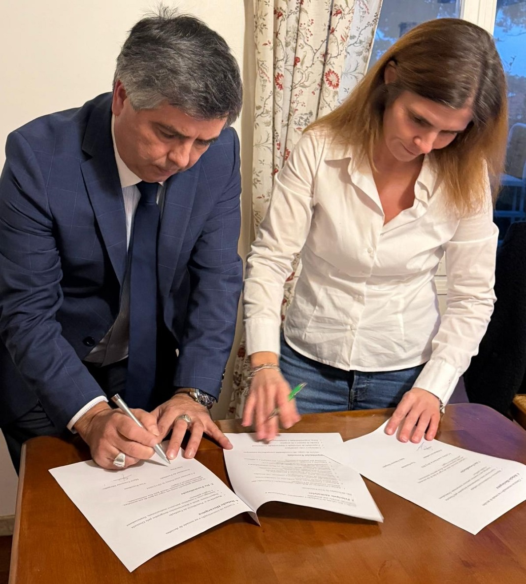 O Presidente da Fundação Nova Era, Jean Pina, no ato de nomeação de Marie Françoise Morgado para o cargo de Vice-Presidente da instituição. 