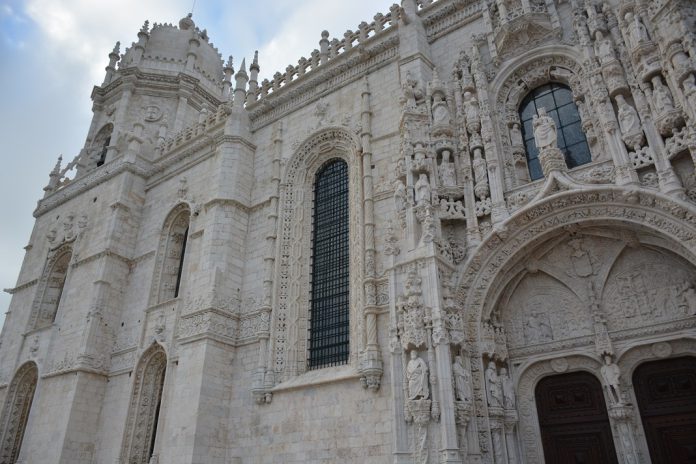 Património da Humanidade na Região de Lisboa e Vale do Tejo em publicação bilingue com 220 fotografias