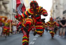 Carnaval dos Caretos de Podence assinala com mural encontro dos caretos com Papa Francisco