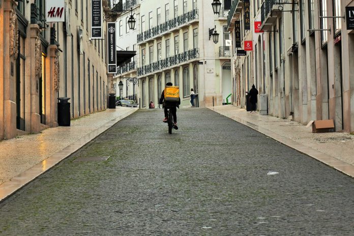 Comissão Europeia multa as empresas Delivery Hero e a Glovo em 329 milhões de euros Comissão Europeia multa as empresas Delivery Hero e a Glovo em 329 milhões de euros