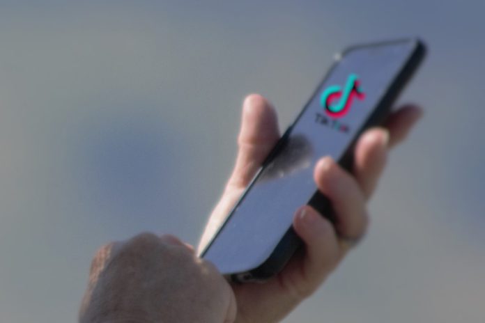 TikTok e o Meta notificadas pela Comissão Europeia sobre violação da Lei dos Serviços Digitais
