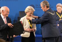Ursula von der Leyen recebe Prémio Internacional Carlos Magno e traça prioridades como líder da União Europeia