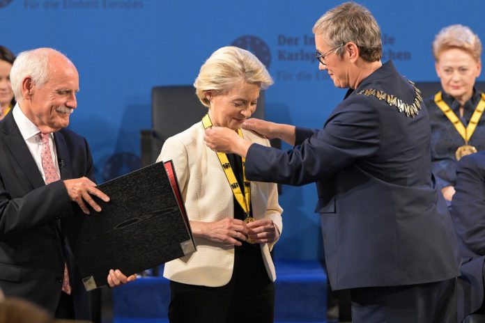 Ursula von der Leyen recebe Prémio Internacional Carlos Magno e traça prioridades como líder da União Europeia
