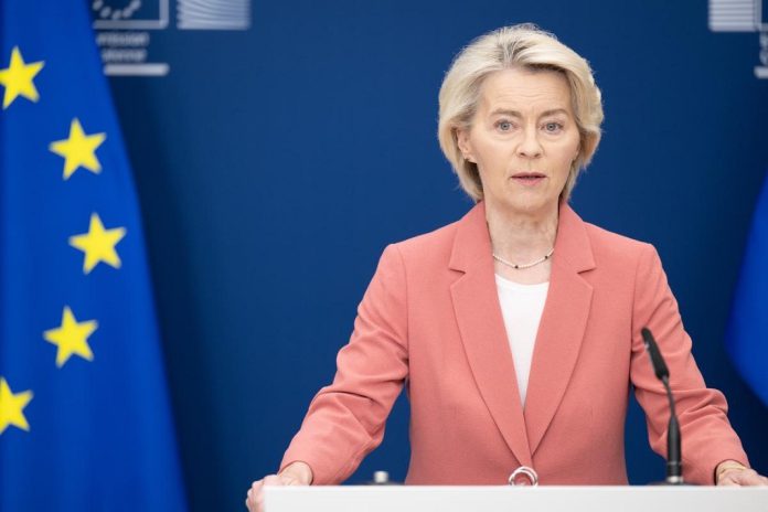Ursula von der Leyen promete ao Presidente da Ucrânia mais apoio para mísseis e drones Ursula von der Leyen promete ao Presidente da Ucrânia mais apoio para mísseis e drones