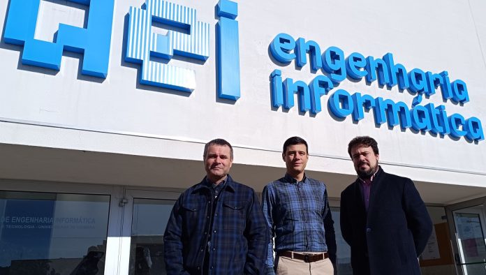 Investigadores portugueses integram projeto europeu para prevenir perda auditiva devida a quimioterapia. Na foto, da esquerda para a direita: César Teixeira, Joel Arrais e Marco Simões. Créditos: DR