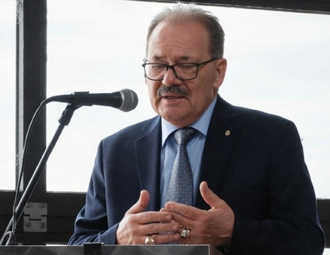 O empreendedor e benemérito luso-americano John Negreiro Guedes, durante uma cerimónia de homenagem nos Bombeiros de Vidago.