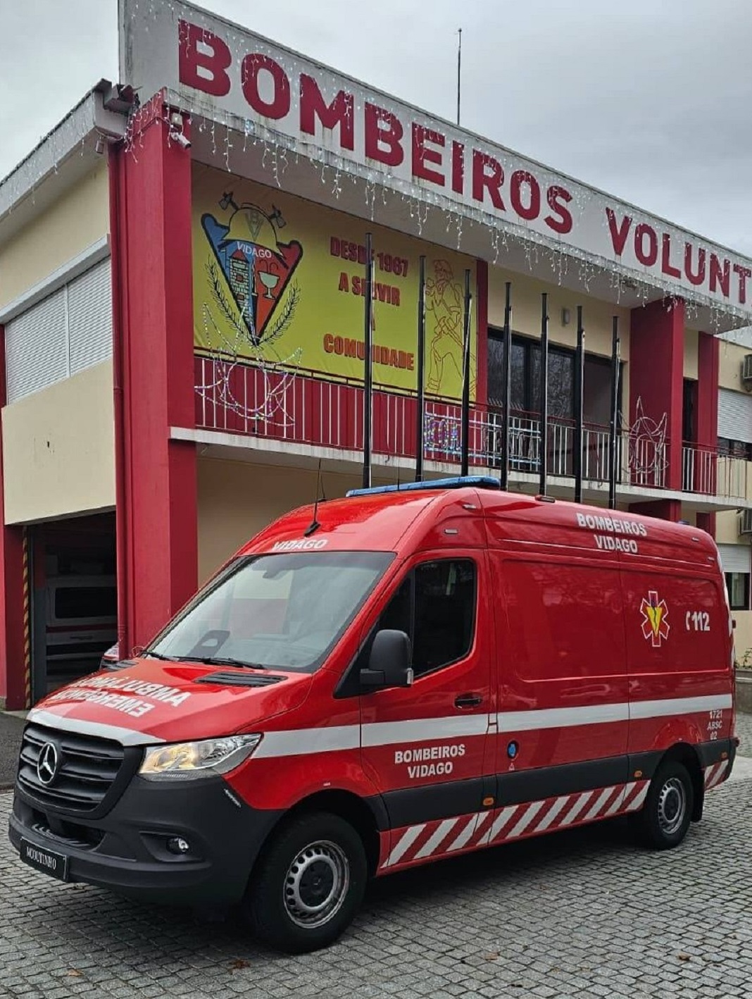A nova Ambulância de Socorro (ABSC) dos Bombeiros Voluntários de Vidago, adquirida graças ao apoio decisivo do emigrante benemérito John Negreiro Guedes.