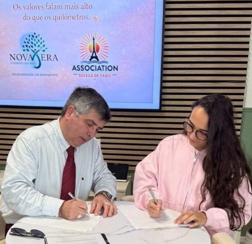 Cerimónia de assinatura do protocolo de colaboração estratégica entre a Fundação Nova Era Jean Pina, presidida pelo empresário luso-francês Jean Pina (à esq.), e a Associação Soleils de Paris, presidida pela jovem lusodescendente Eleonor Patrício (à dir.). 