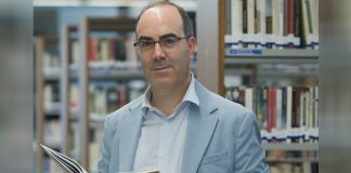 Obra de homenagem à emigração portuguesa é apresentada na Califórnia pelo autor - Daniel Bastos