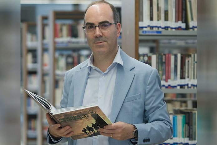 Obra de homenagem à emigração portuguesa é apresentada na Califórnia pelo autor - Daniel Bastos Obra de homenagem à emigração portuguesa é apresentada na Califórnia pelo autor - Daniel Bastos