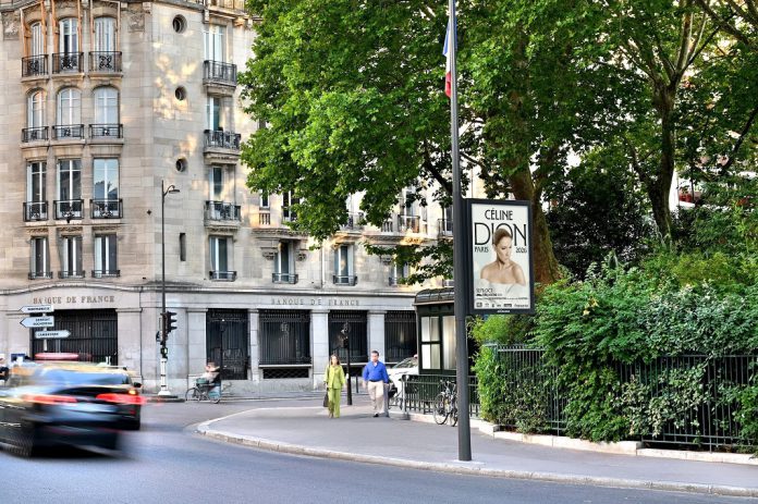 Céline Dion regressa aos palcos: JCDecaux em parceria com Jackie Lombard e AEG Presents realiza a promoção em França e internacionalmente