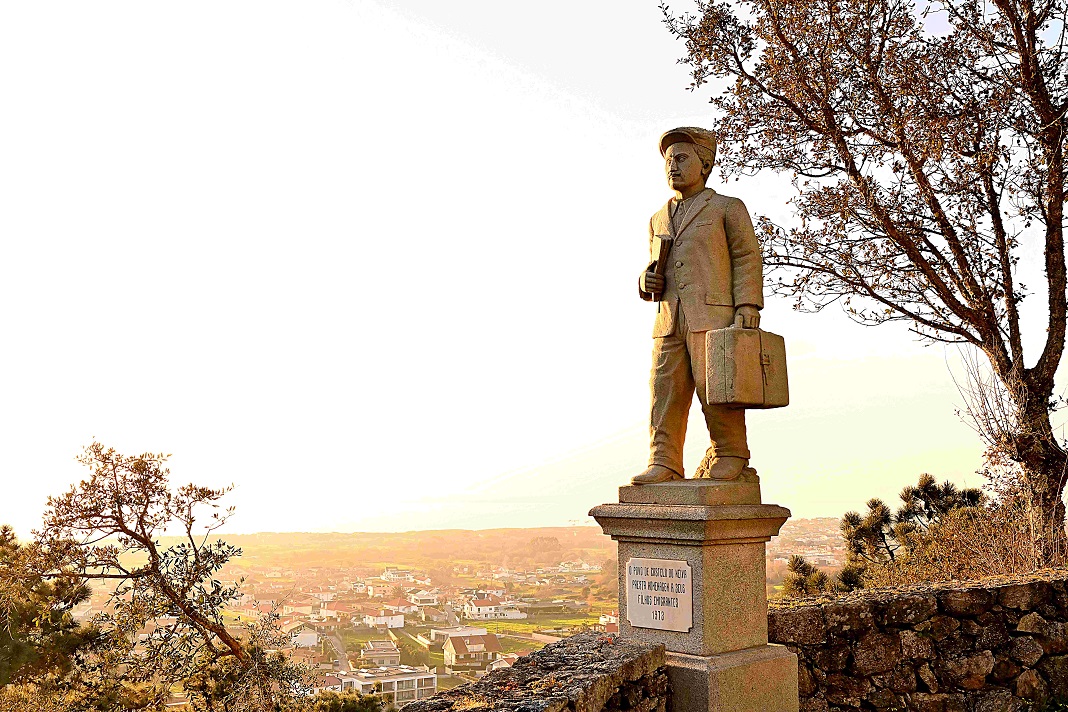 Em Castelo do Neiva, ergue-se desde 1973 um monumento à diáspora. Vários filhos da terra no estrangeiro têm apoiado melhorias na comunidade, destacando-se atualmente o comendador Manuel DaCosta, empresário em Toronto - © Livro “Monumentos ao Emigrante”