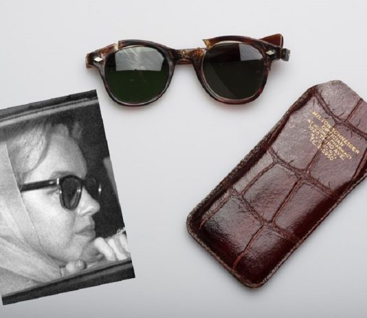 Exposição internacional “Marilyn: Icon of the Century” chega ao Colombo em Lisboa Marilyn Monroe’s original pair of sunglasses with leather case and original vintage