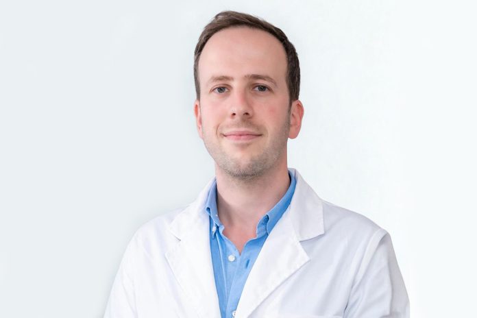 Hugo Aleixo, ortopedista, cirurgião da Coluna Vertebral, especialista em Cirurgia Minimamente Invasiva (MISS), membro da Sociedade Portuguesa de Patologia da Coluna Vertebral (SPPCV) Hugo Aleixo, ortopedista, cirurgião da Coluna Vertebral, especialista em Cirurgia Minimamente Invasiva (MISS), membro da Sociedade Portuguesa de Patologia da Coluna Vertebral (SPPCV)