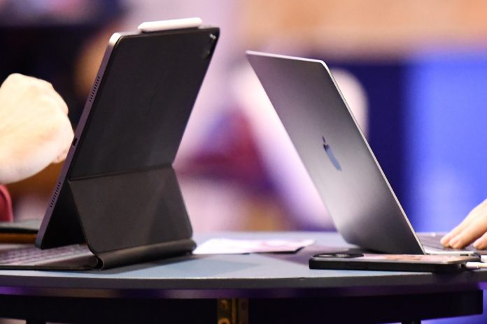 UE aplica sanções a mais quatro indivíduos que acusa de manipulação de informações a favor da Rússia.