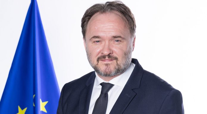 Comissário Europeu procura no Azerbaijão reforçar parceria de fornecimento de energia